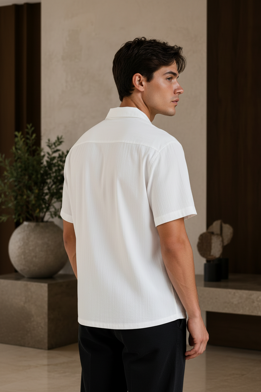 Camisa blanca - vista trasera semi-perfil