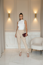 Pantalón beige modelo 2 blusa blanca