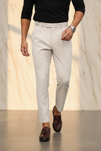 Pantalón beige - pose caminando con fondo mármol